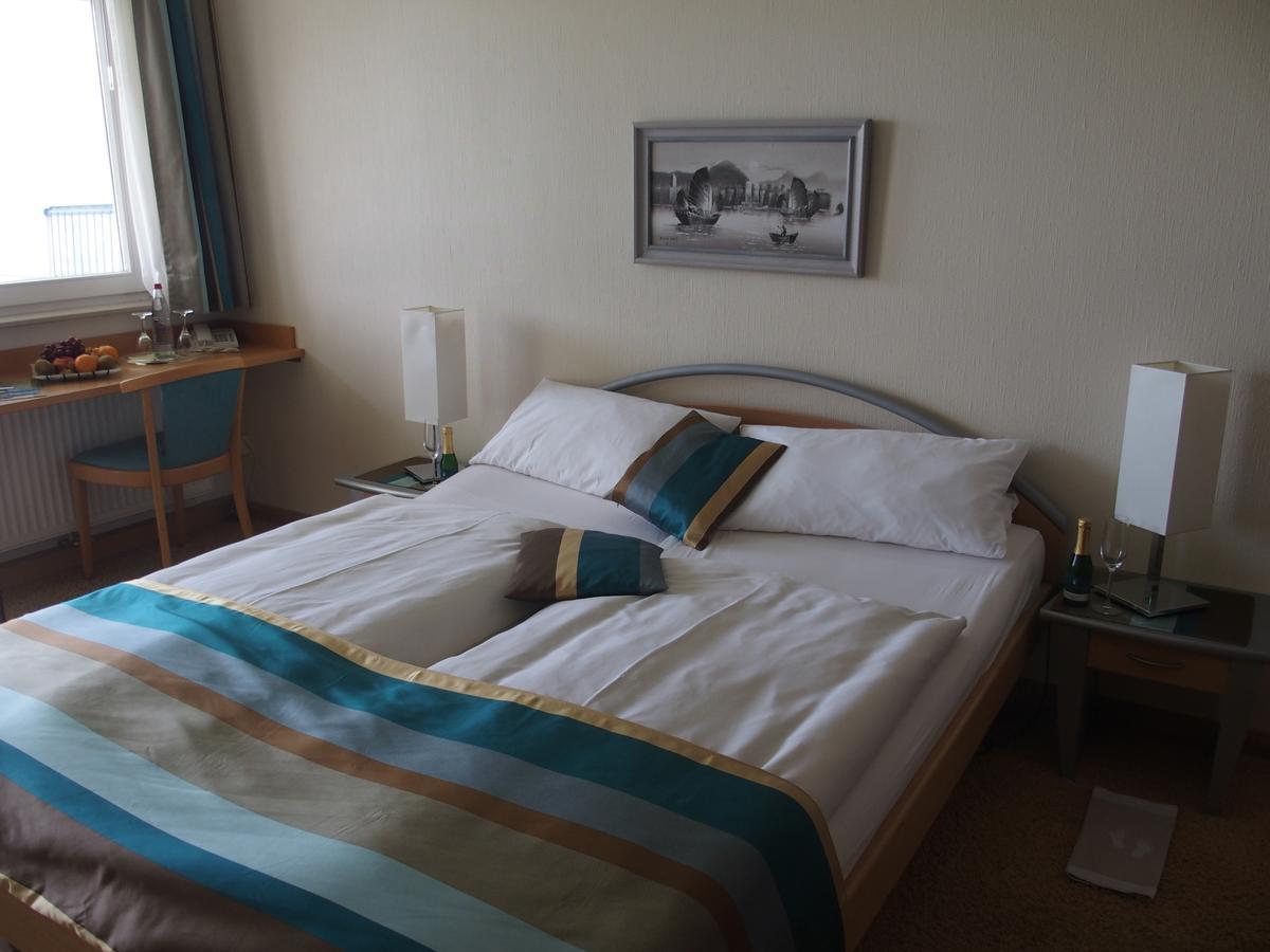 Hotel Pension Cafe Hasler ボートマン・ルートヴィヒスハーフェン エクステリア 写真