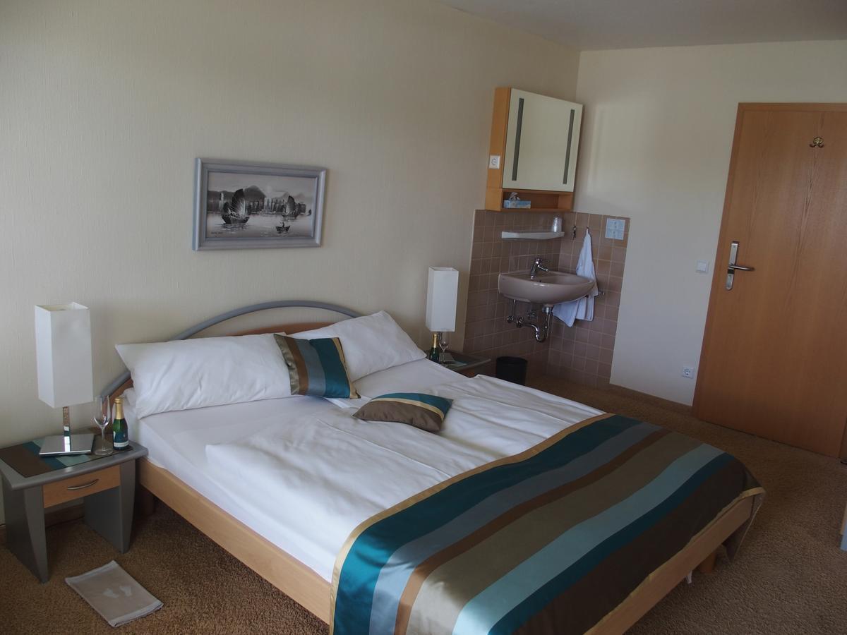 Hotel Pension Cafe Hasler ボートマン・ルートヴィヒスハーフェン エクステリア 写真