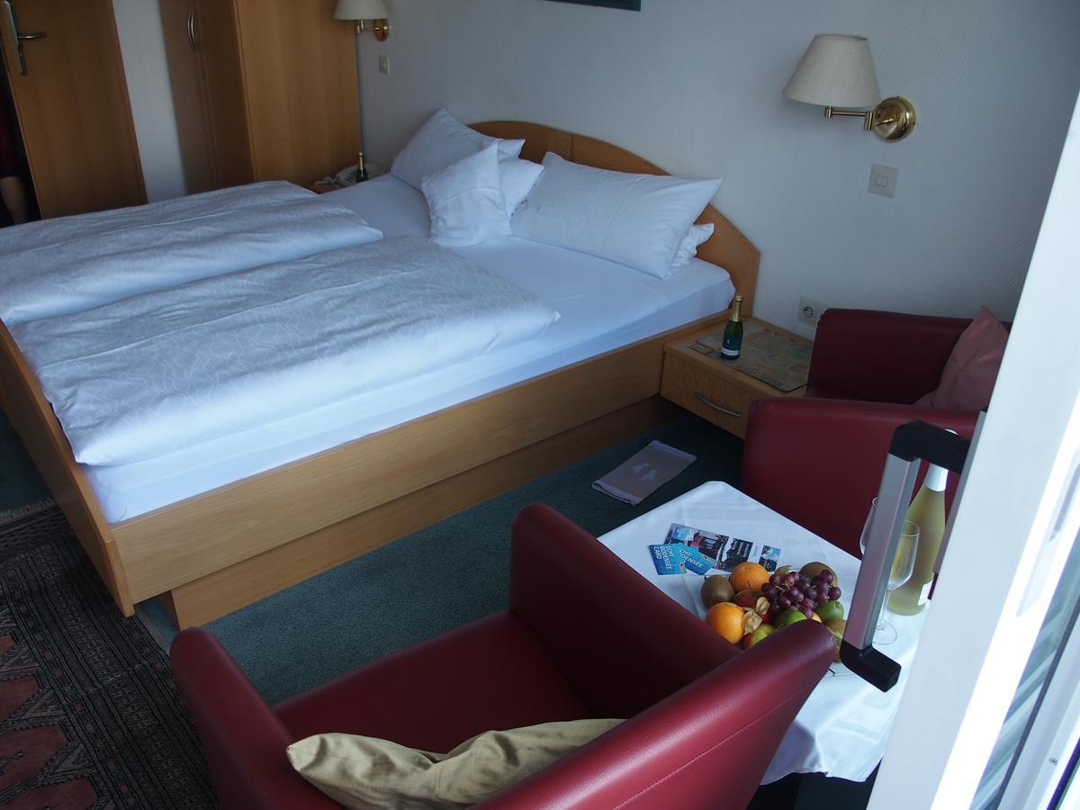 Hotel Pension Cafe Hasler ボートマン・ルートヴィヒスハーフェン エクステリア 写真